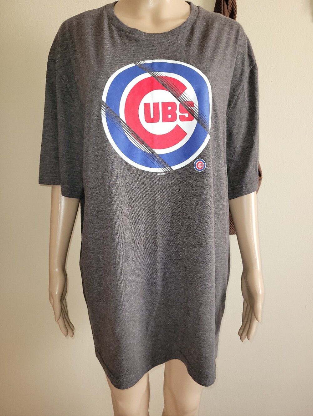 Genuine Merchandise Gray Chicago Cubs Tee with Red & Blue Cubs Logo. Size XXL